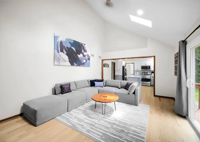 Spacious 4br Sleeps 10 In Real Beds + Huge Yard
