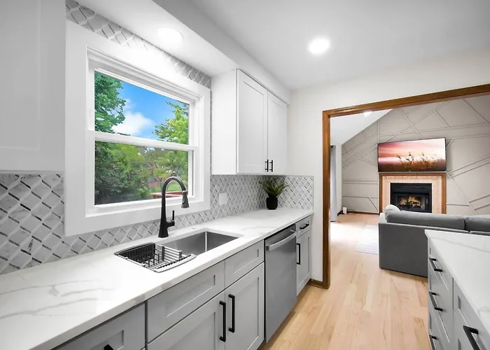Spacious 4br Sleeps 10 In Real Beds + Huge Yard Ferienhaus
