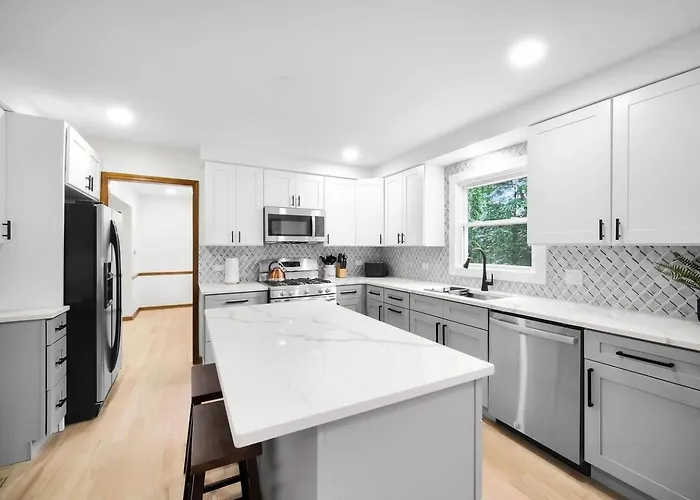 Spacious 4br Sleeps 10 In Real Beds + Huge Yard Ferienhaus Naperville