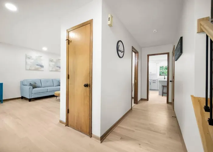 Spacious 4br Sleeps 10 In Real Beds + Huge Yard