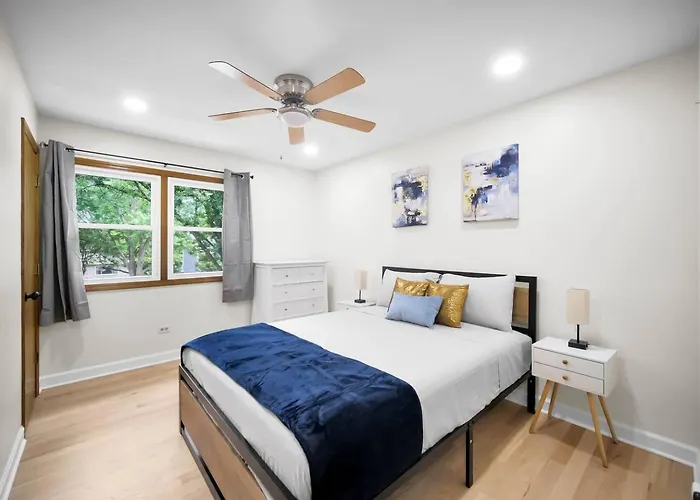 Spacious 4br Sleeps 10 In Real Beds + Huge Yard Ferienhaus