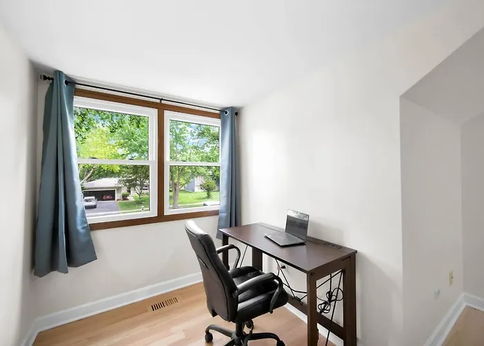 Spacious 4br Sleeps 10 In Real Beds + Huge Yard Ferienhaus