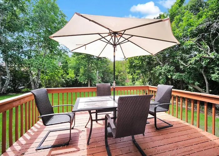 Spacious 4br Sleeps 10 In Real Beds + Huge Yard